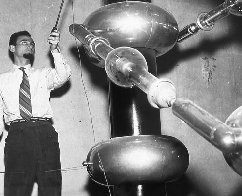 Tommaso Rossini alle prese con l’acceleratore di Cockcroft-Walton al CISE, in una fotografia degli anni ‘50